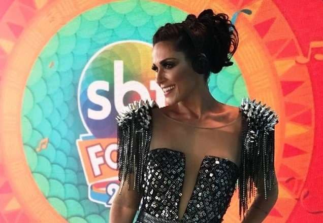 Nadja Haddad agradece sucesso de SBT Folia e corpão impressiona