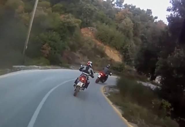 Acidente sincronizado! Trio sofre queda de moto ao mesmo tempo e impressiona; assista