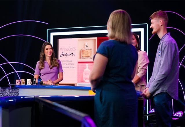 rebeca conversando com os participantes no palco