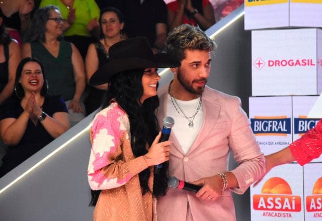 Beijão! Ana Castela e Gustavo Mioto protagonizam momento romântico no palco