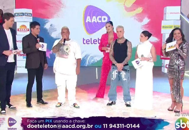 MC Daniel, MC Ryan SP e GKay fazem doação no palco do Teleton