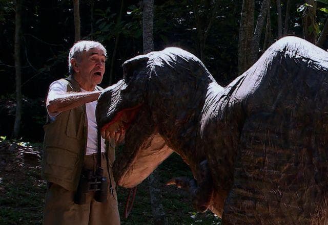 Ivo Holanda alisando um dinossauro de mentira