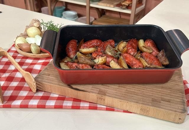 Linguiça toscana assada com batata, cebola e ervas frescas