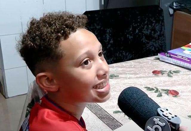 Menino de 11 anos transforma a vida da família com vendas de sacos de lixo - image