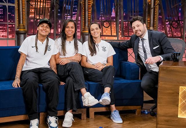 Multicampeãs pelo Corinthians, Gabi Portilho, Vic Albuquerque e Yaya são as convidadas do The Noite desta segunda-feira (18)