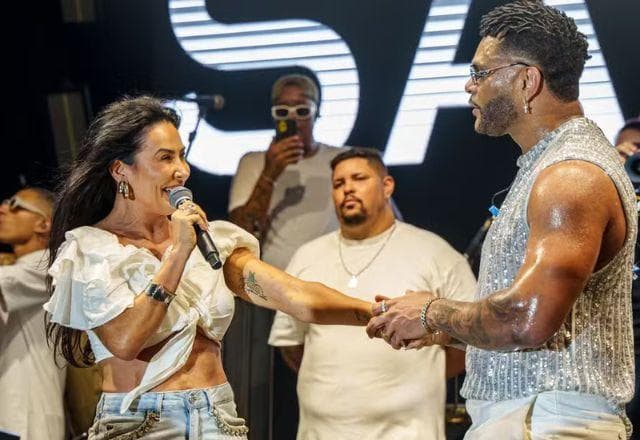 Tony Salles recebe homenagem de esposa durante show em Salvador