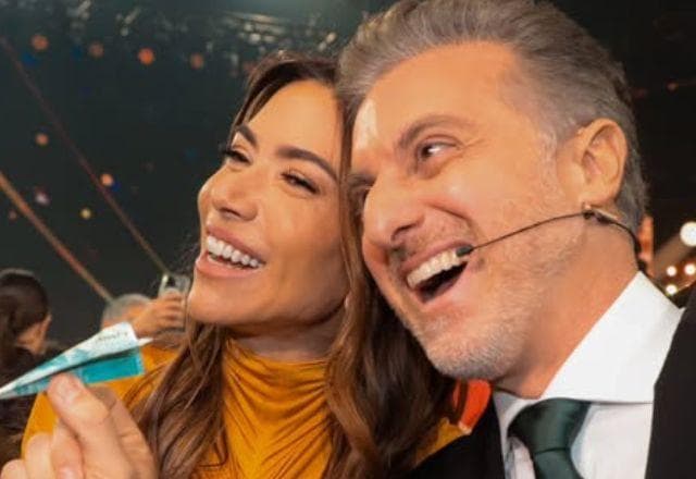 Patricia Abravanel e Luciano Huck em foto